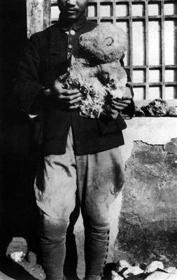 1929年12月3日，裴文中抱着经石膏加固后包裹好的第一个北京人头盖骨留影