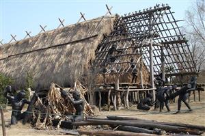 河姆渡先民盖房场景复原