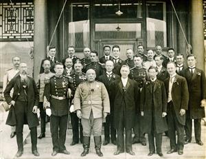 1913年10月10日，袁世凯正式就任中华民国大总统之后，各国驻华使节觐见合影