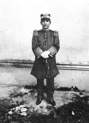 1917年，孙中山就任广州军政府大元帅时的戎装像