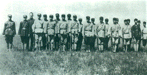 1936年，美国记者埃德加·斯诺（左三）与参加强渡大渡河的红军勇士们合影