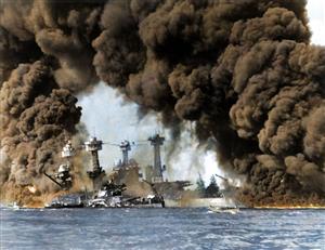 1941年12月7日，日军偷袭美国太平洋海军基地珍珠港，太平洋战争爆发。图为遭日军袭击的珍珠港