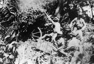 淞沪会战期间在浦东前线的中国炮兵向侵华日军展开猛烈射击