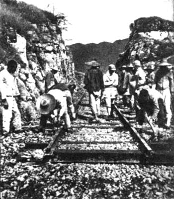百团大战期间，八路军与民兵配合破击正太线部分铁路的情景