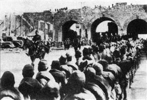 1937年12月13日，南京被侵华日军攻陷。图为日军在南京中山门举行入城式