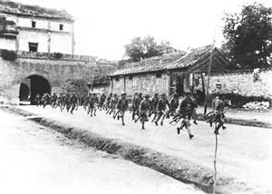 卢沟桥事变后驻守宛平城的中国军队奔赴卢沟桥抗击日军