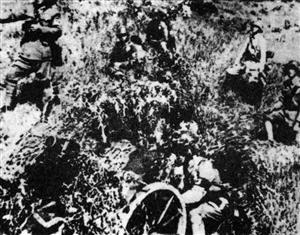 南京保卫战期间，中国守军在南京紫金山炮击进犯的日军