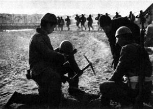 晋察冀边区民兵在侵华日军将要经过的河滩上埋地雷