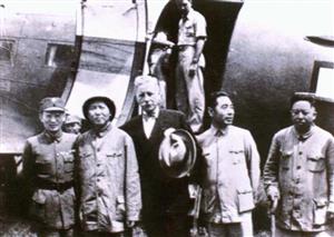1945年8月，毛泽东、周恩来、王若飞（右一）赴重庆谈判前与前来迎接的赫尔利（左三）、张治中（左一）等人在延安机场合影