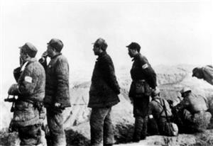 1947年3月，西北野战军司令员兼政委彭德怀（左二）、副政委习仲勋（左三）等在青化砭前线阵地