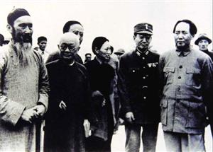 1945年8月，毛泽东飞抵重庆机场时受到民主人士热烈欢迎的情景
