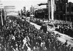 1949年1月，平津战役结束，北平和平解放。图为北平市民在前门大街欢迎解放军入城时的场景
