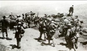 1947年，华东野战军战士在孟良崮战役后打扫战场