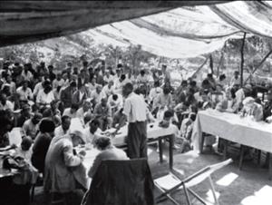 1947年夏，中共中央工作委员会在西柏坡召开全国土地会议，会议通过了《中国土地法大纲》。图为刘少奇（桌前站立者）在向与会人员解释相关内容