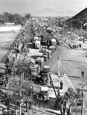 1948年12月，国民党车队撤离南京时场景