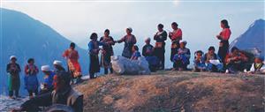 聚集在山头刺绣的羌族妇女