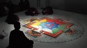 寺中的喇嘛正在制作坛城沙画