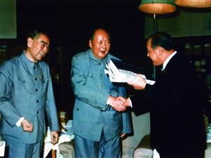 1972年9月，毛泽东和周恩来会见访华的日本首相田中角荣