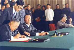 1972年9月，日本首相田中角荣与外相大平正芳一起在《中日联合声明》上签字