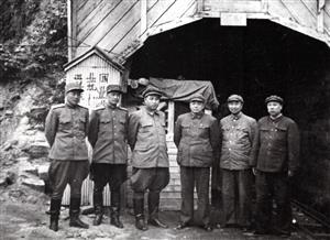 1950年12月，中朝军队联合司令部成立。图为金日成（左三）、彭德怀（左四）和志愿军、朝鲜人民军高级将领合影
