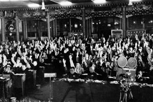1949年9月，出席全国政协第一届全体会议的代表举手通过《中国人民政治协商会议共同纲领》