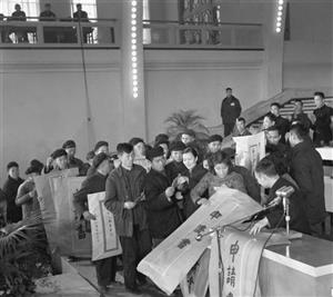 1956年1月，上海市举行了郊区农业生产合作社代表会议。图为代表们纷纷把要求办高级社的申请书送上主席台