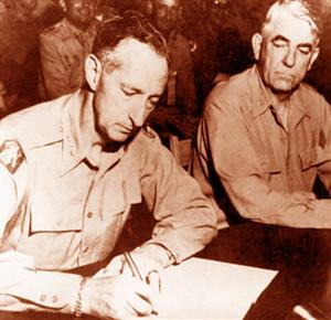 1953年7月，“联合国军”总司令克拉克在朝鲜停战协定和补充协议上正式签字