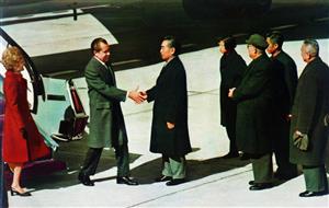 1972年，美国总统尼克松访华。图为周恩来总理在机场欢迎尼克松一行人时的场景
