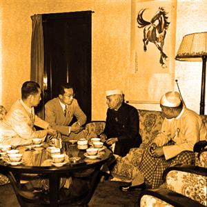 1955年万隆会议期间，周恩来总理（左一）同印度总理尼赫鲁（右二）、缅甸总理吴努（右一）亲切交谈