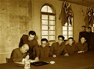 1953年7月，彭德怀司令员在抗美援朝停战协定文本上签字