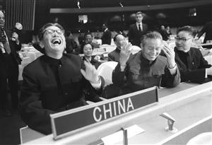 1971年11月，出席第26届联合国大会的中国外交部副部长乔冠华（左）和中国常驻联合国代表黄华（中）开怀大笑的情景