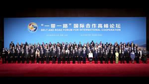 2017年5月14—15日，首届“一带一路”国际合作高峰论坛在北京举行。图为中国国家主席习近平同出席“一带一路”国际合作高峰论坛的代表们合影
