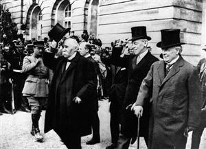 巴黎和会三巨头法国总理克里孟梭（1841—1929年，左）、美国总统威尔逊（1856—1924年，中）和英国首相劳合·乔治（18623—1945今年，右）