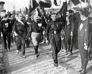 1922年，墨索里尼（左二）带领着黑杉党朝着罗马进军