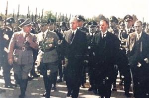 1938年9月，英国首相张伯伦（右二）到达德国慕尼黑参加会议前的情景
