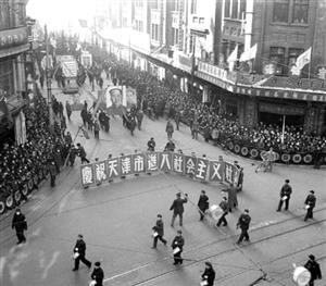 1956年，中国天津群众举行庆祝进入社会主义社会的游行盛况