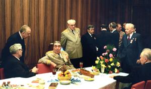 苏联领导人勃列日涅夫（左三）等人在一起交流的情景